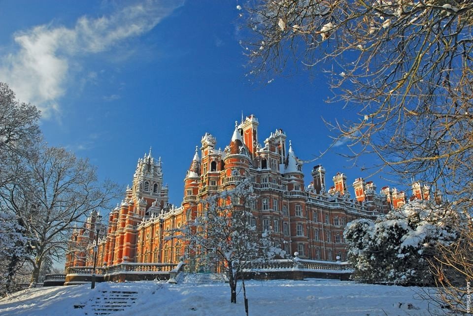 Royal Holloway trở thành thành viên chính thức của Đại học London năm 1900