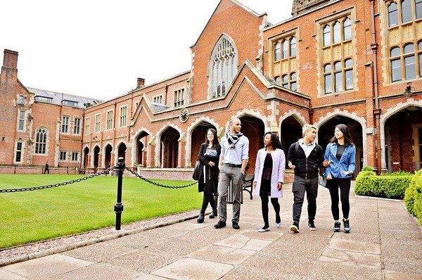 Sinh viên INTO tại Queen's Belfast