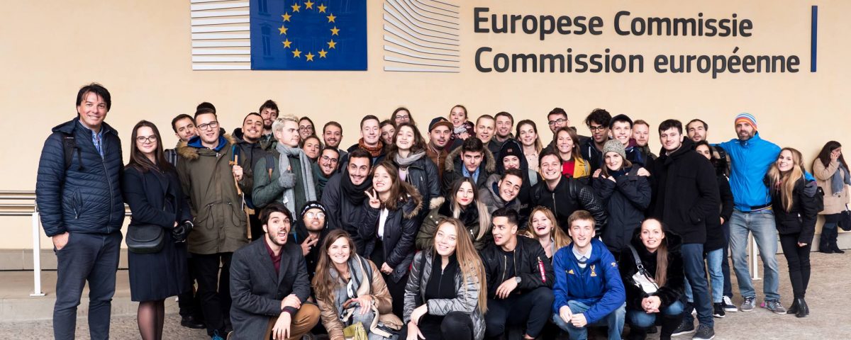 Sinh viên trước Ủy ban châu Âu 
