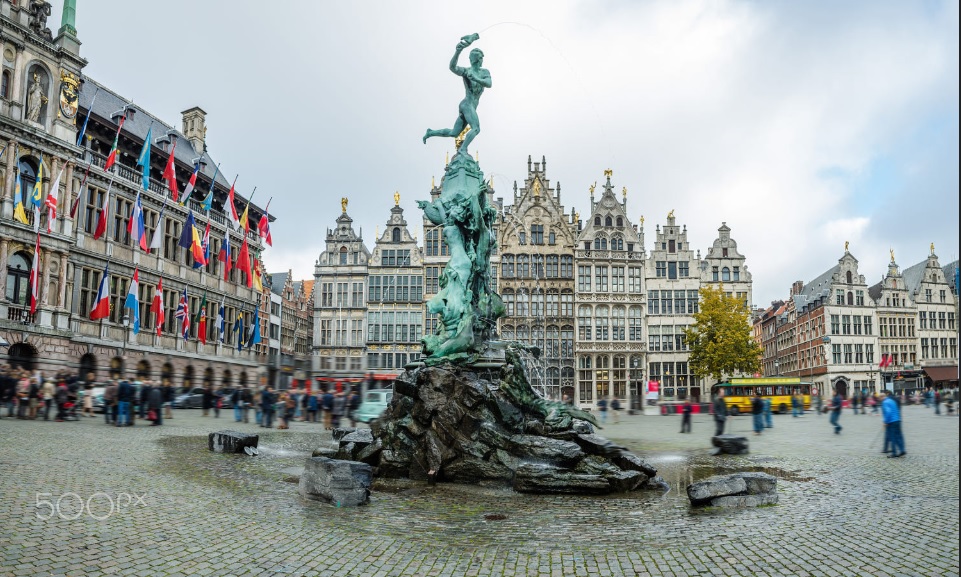 Tượng chàng Silvius Brabo sừng sững giữa Quảng trường Grote Markt giữa dòng chảy thời gian
