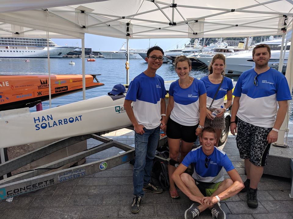 Nguyễn Song Suất (bìa trái) cùng nhóm dự án HAN Solarboat tại Monaco Solar & Energy Boat challenge 2018