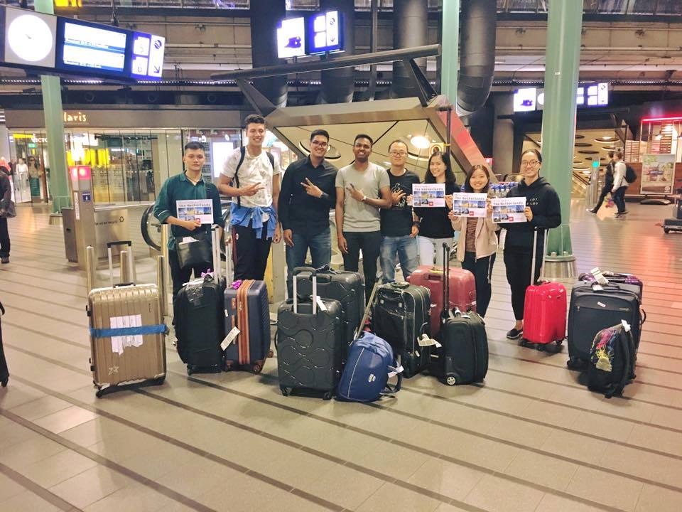 Sinh viên quốc tế được nhân viên Trường Kinh doanh Rotterdam đón tại sân bay