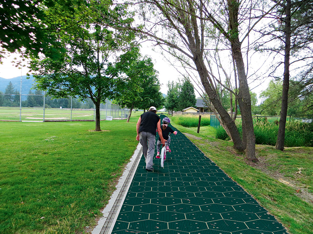 Đến cả làn đường dành riêng cho xe đạp tại Hà Lan cũng được thiết kế để tận dụng nguồn năng lượng mặt trời dùng cho xe điện và chiếu sáng công cộng