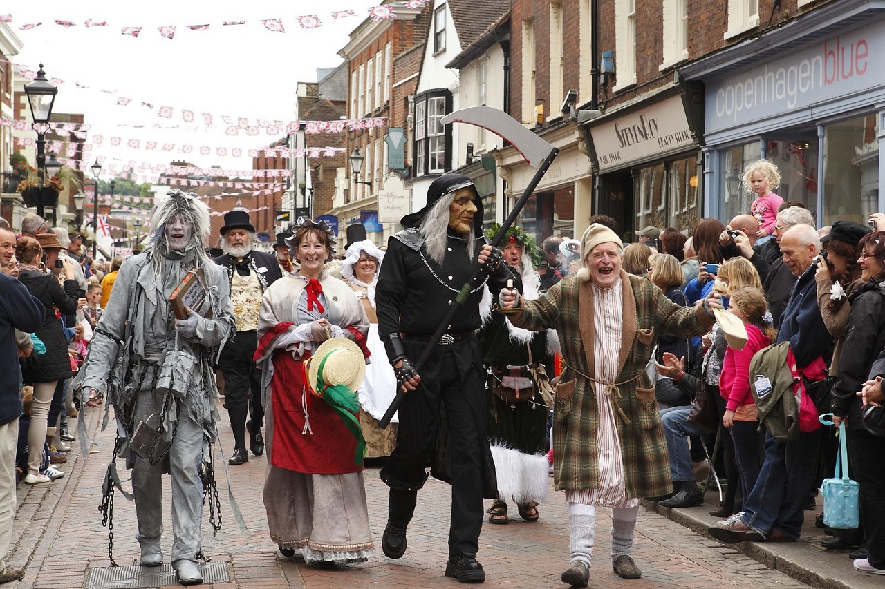Trong lễ hội tháng 12, người dân Deventer hồ hởi tái hiện không khí và các nhân vật trong những tác phẩm của nhà văn Charles Dickens
