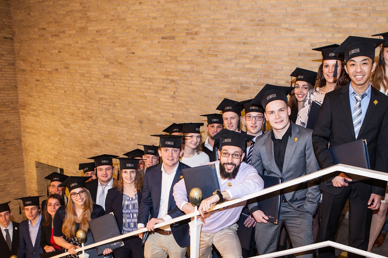 Sinh viên tốt nghiệp Đại học Tilburg – một trong những trường đại học nghiên cứu nổi tiếng của Hà Lan