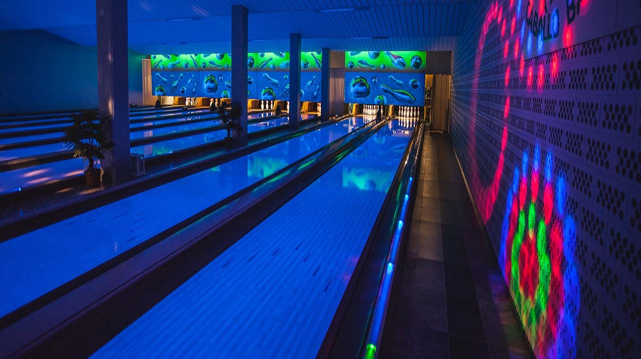 Bạn từng chơi bowling phát sáng thế này chưa?