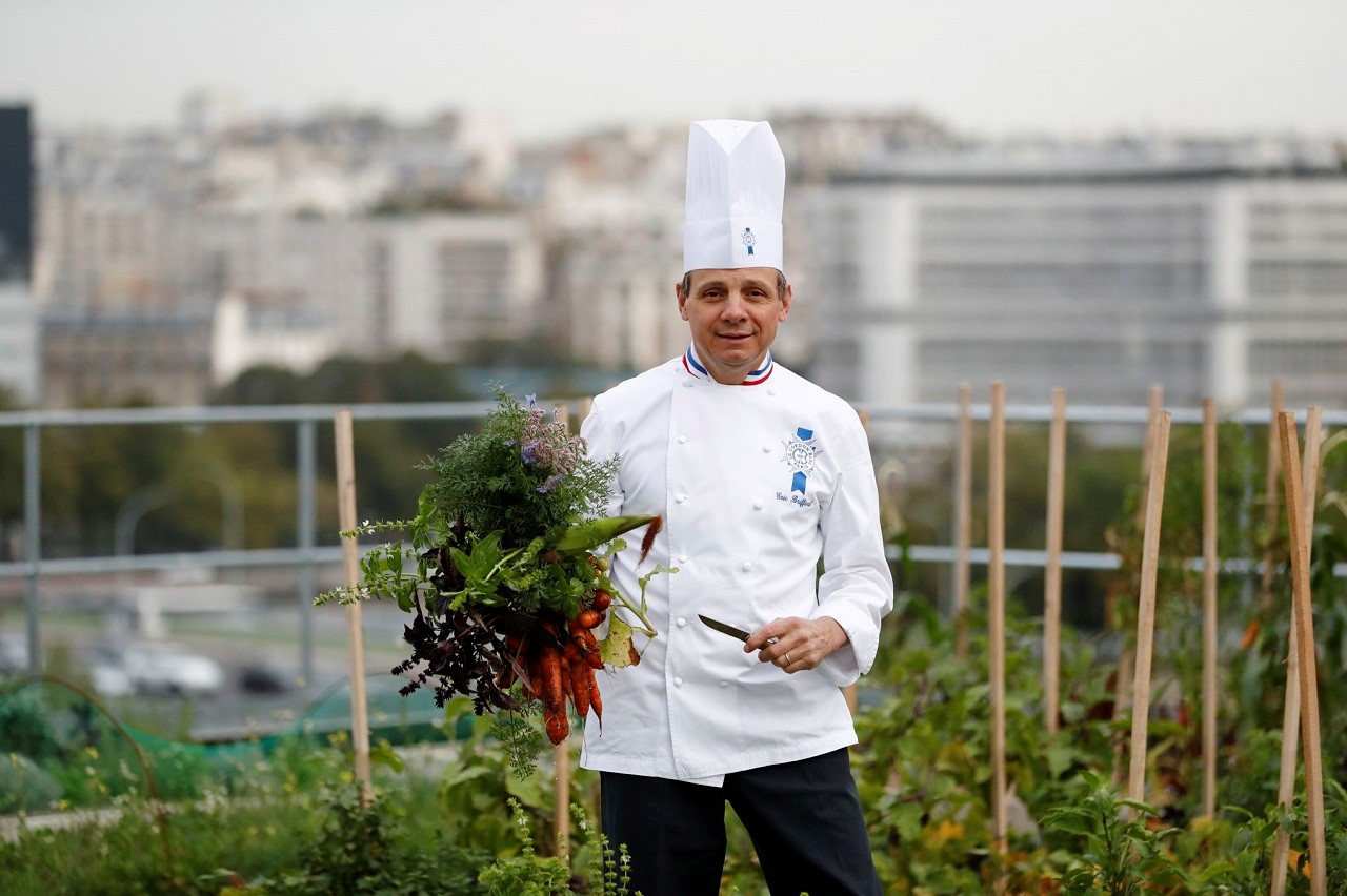 Đầu bếp Briffard đang đảm nhận vai trò cố vấn chuyên môn, giáo dục ẩm thực tại Le Cordon Bleu