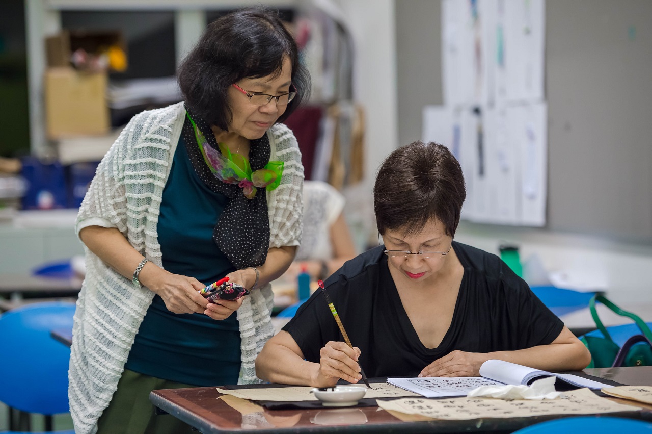 Lớp thư pháp cho người lớn tuổi tại Viện nghệ thuật Nanyang