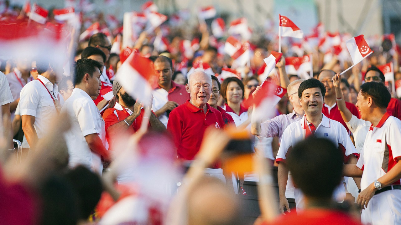 Cố Thủ tướng Lý Quang Diệu với người dân trong một sự kiện tại Singapore