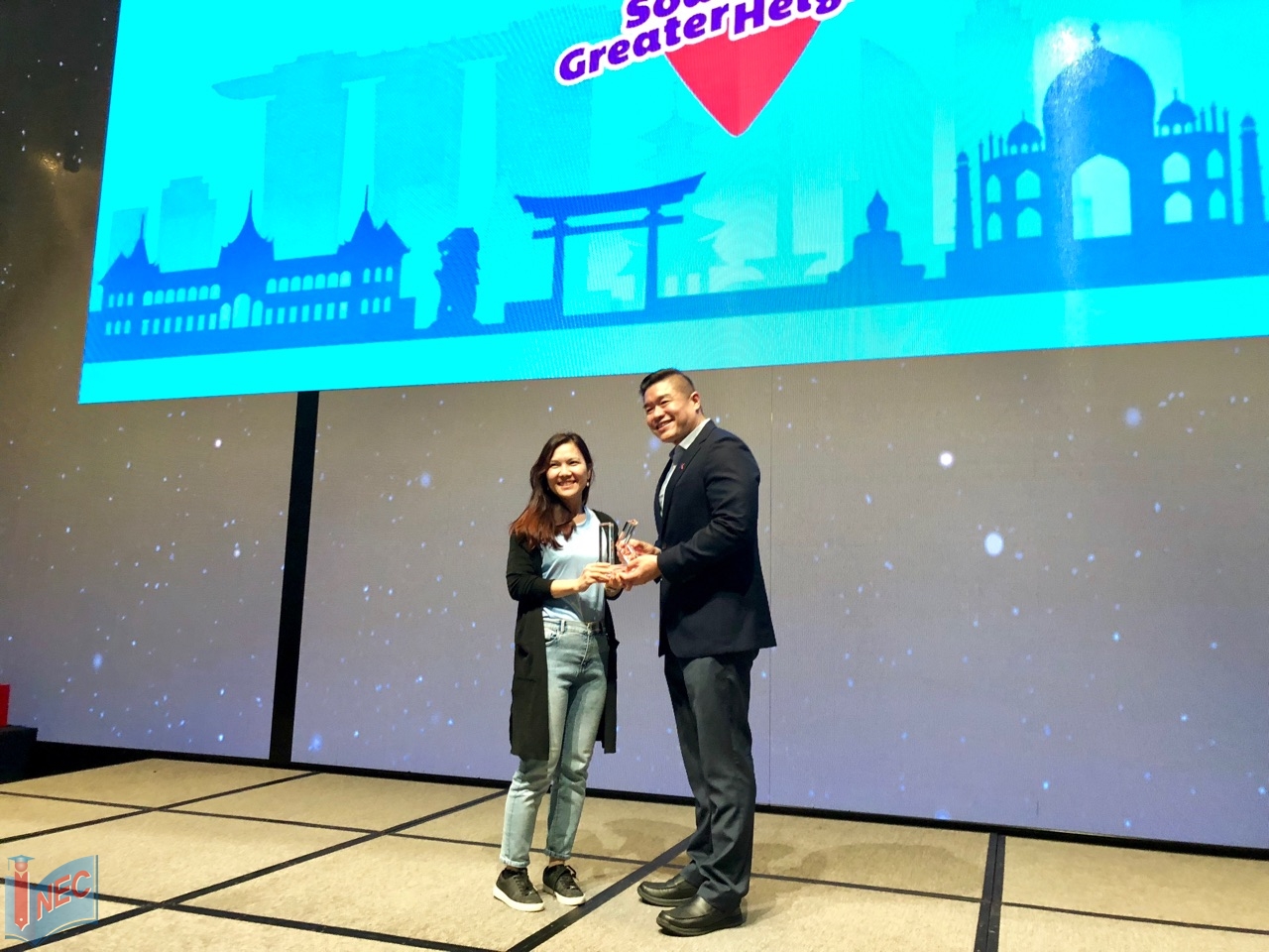 Đại diện INEC (bìa trái) nhận giải thưởng “Elite Partner 2017” từ Kaplan Singapore