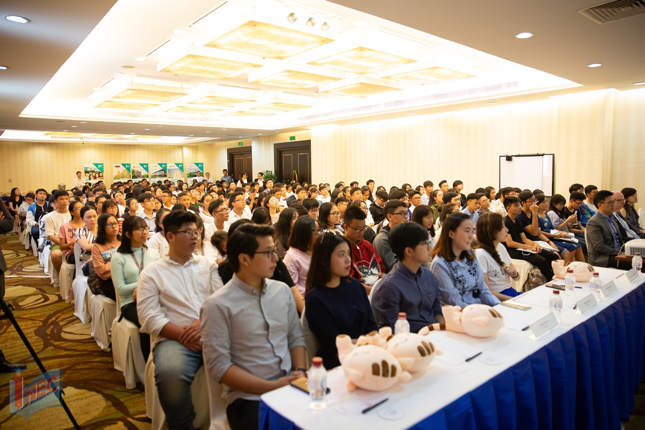Triển lãm du học đầu tiên tại Việt Nam của SIM thu hút đông đảo phụ huynh cùng HSSV tham dự