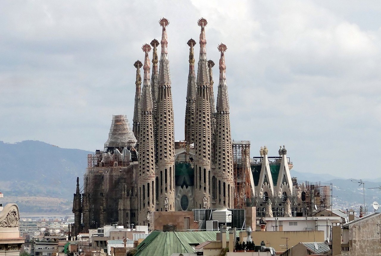 Sagrada Familia là công trình nổi tiếng thế giới tọa lạc tại Barcelona