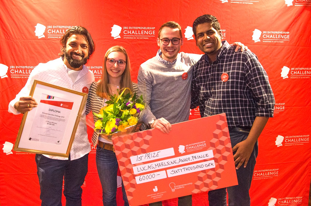 Nhóm sinh viên chiến thắng Thử thách doanh nhân JIBS 2019