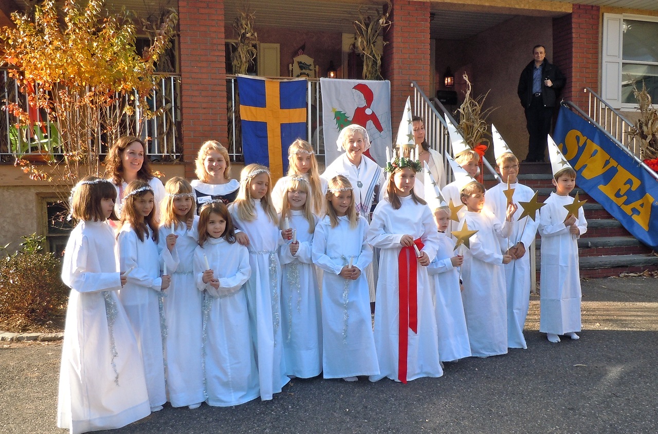 Đoàn diễu hành mặc trang phụ màu trắng đến thăm trường học vào lễ Lucia