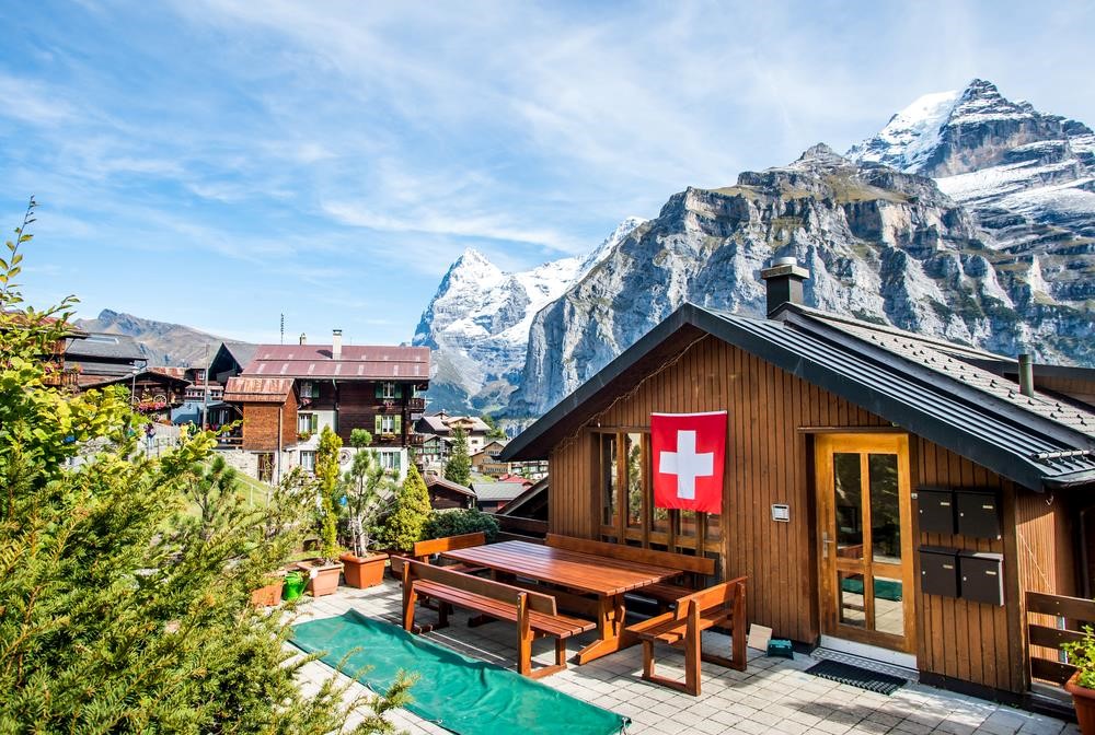 Hãy tới Thụy Sĩ và khám phá những ngôi làng đẹp như tranh vẽ, được bao quanh bởi những phong cảnh hoang sơ, đầy tự nhiên. Bạn sẽ yêu thích từng góc cạnh của những ngôi làng nhỏ, với những khung cảnh thiên nhiên tuyệt đẹp mọi lúc mọi nơi.