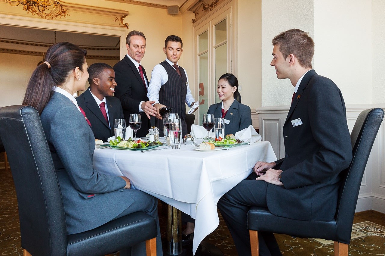 Học nhà hàng khách sạn tại Thụy Sĩ đang được nhiều bạn trẻ lựa chọn