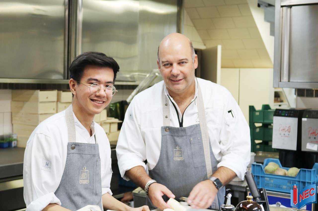 Bạn Trần Nhật Văn trong thời gian thực tập tại nhà hàng 1 sao Michelin Hofke van Bazel