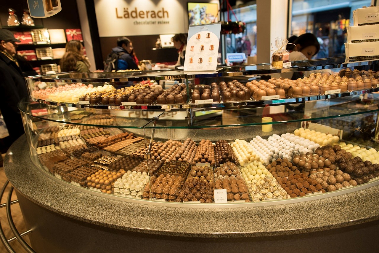 Läderach là nơi bạn nên ghé để thưởng thức các loại socola truyền thống Thụy Sĩ
