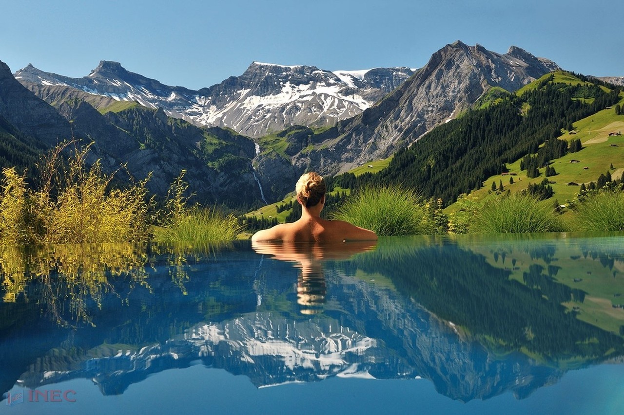 Bể bơi vô cực của Khách sạn Cambrian (Thụy Sĩ) nhìn ra dãy Alps hùng vĩ. Ảnh: Booking.com