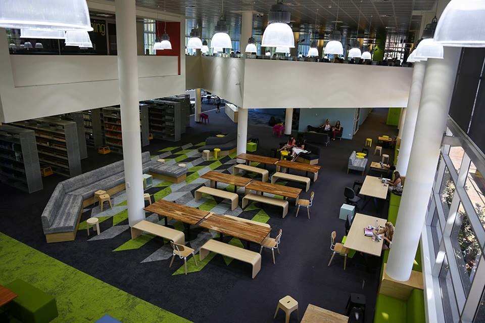 Thư viện yên tĩnh cho sinh viên tự học, tự nghiên cứu
