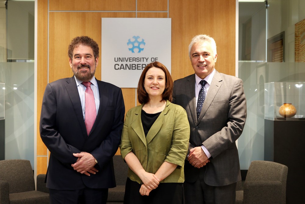 Từ trái sang: Người sáng lập/ CEO Pegasystems là Alan Trefler, Phó Tổng giám đốc Cơ quan Chính phủ Úc Deborah Anton và Trưởng khoa ESTEM/ Giáo sư Geoff Riordan