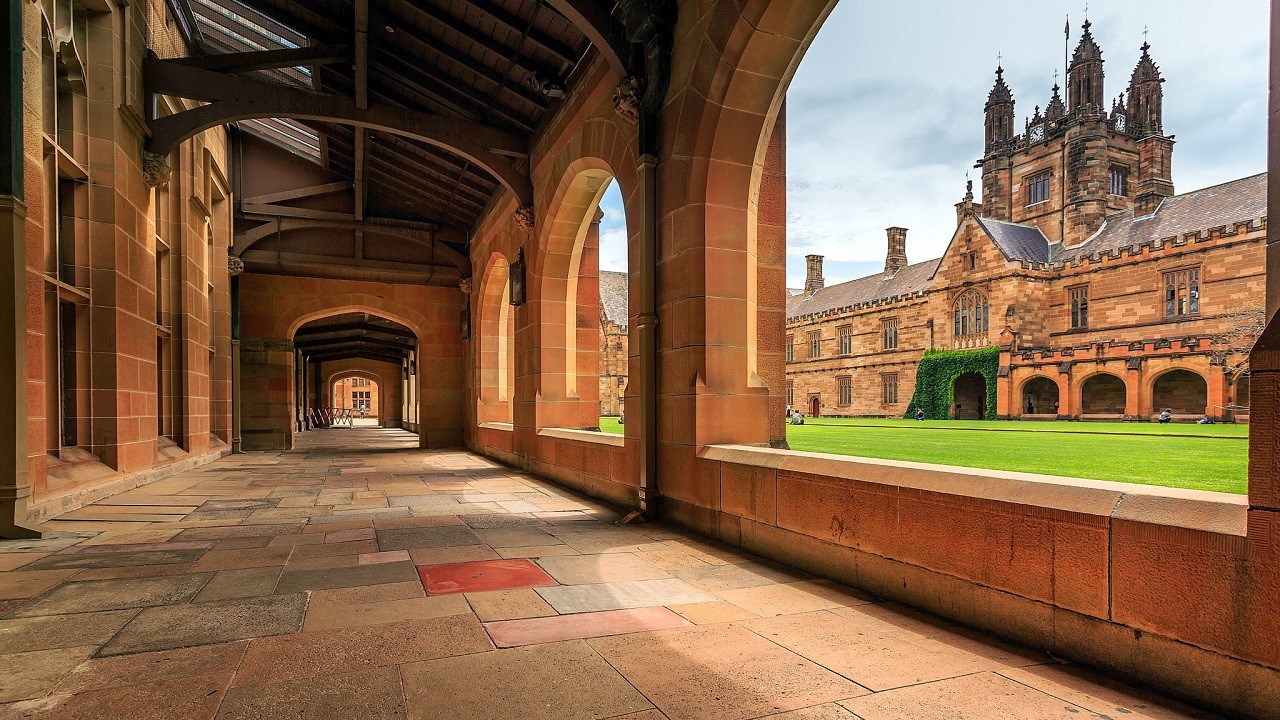 Đại học Sydney được xây dựng hoàn toàn bằng đá sa thạch theo kiến trúc Neo-Gothic