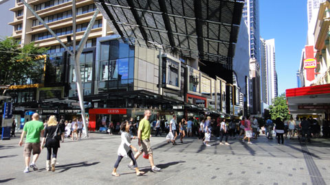 Phố đi bộ Queen Street Mall lúc nào cũng nhộn nhịp người qua lại. Dọc đường Queen Street này là hàng loạt khu trung tâm mua sắm nối tiếp nhau.