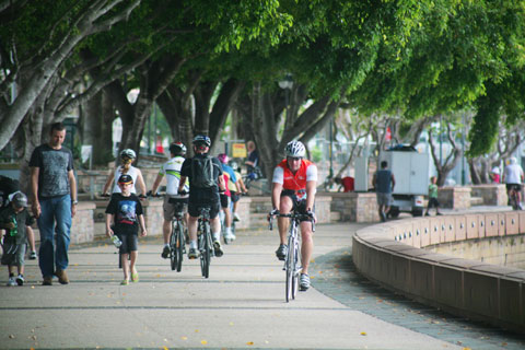 Con đường ven sông Brisbane ở Southbank Parlands có rất đông người đạp xe hay đi bộ. Đây cũng là nơi có thể nhìn toàn cảnh khu Brisbane CBD ở phía bên kia sông. Lễ hội, pháo hoa đầu năm và những sự kiện lớn của thành phố thường được tổ chức tại đây.