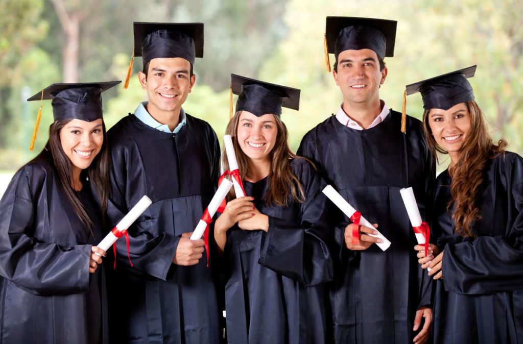 Sinh viên sau tốt nghiệp tại Mỹ hay Canada có thể ở lại làm việc tạm thời từ 1 đến 3 năm tùy thời lượng khóa học (ở Canada) hoặc bằng cấp STEM/không phải STEM (ở Mỹ)