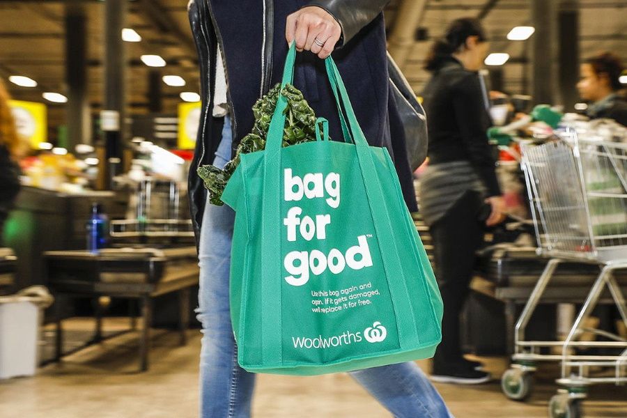 Sử dụng túi thân thiện với môi trường khi đi mua sắm là cách giảm rác thải nhựa hiệu quả