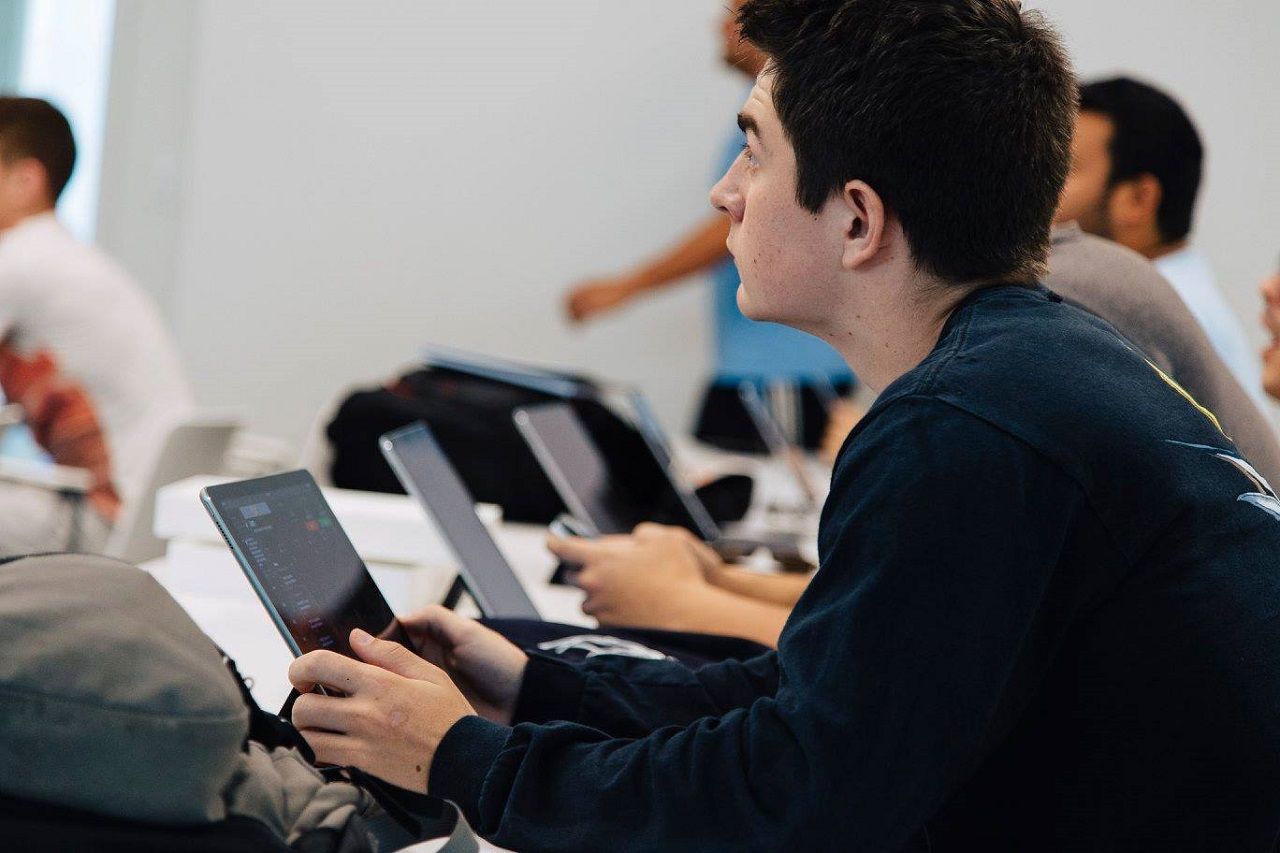 Sinh viên Đại học Lynn dùng máy tính bảng hiện đại trong giờ học môn định lượng