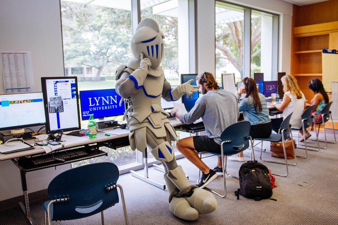 Linh vật của Đại học Lynn tạo dáng vui nhộn ở khu vực tự học của sinh viên