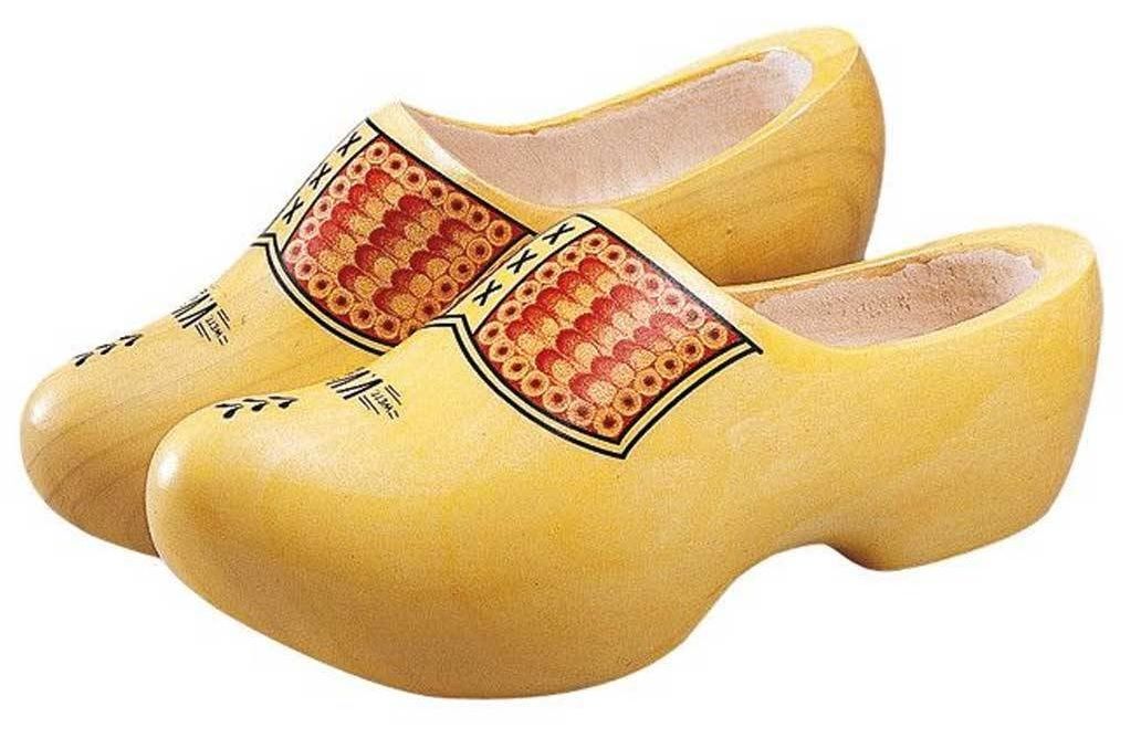 Một cách trang trí giày gỗ phổ biến là thân giày màu vàng với các họa tiết màu đỏ và đen