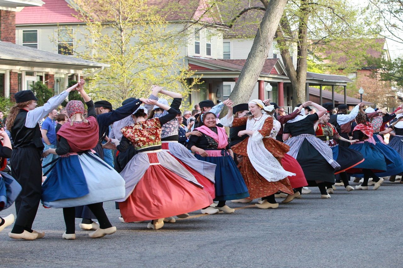 Người dân Hà Lan mang giày gỗ nhảy múa trong một lễ hội truyền thống