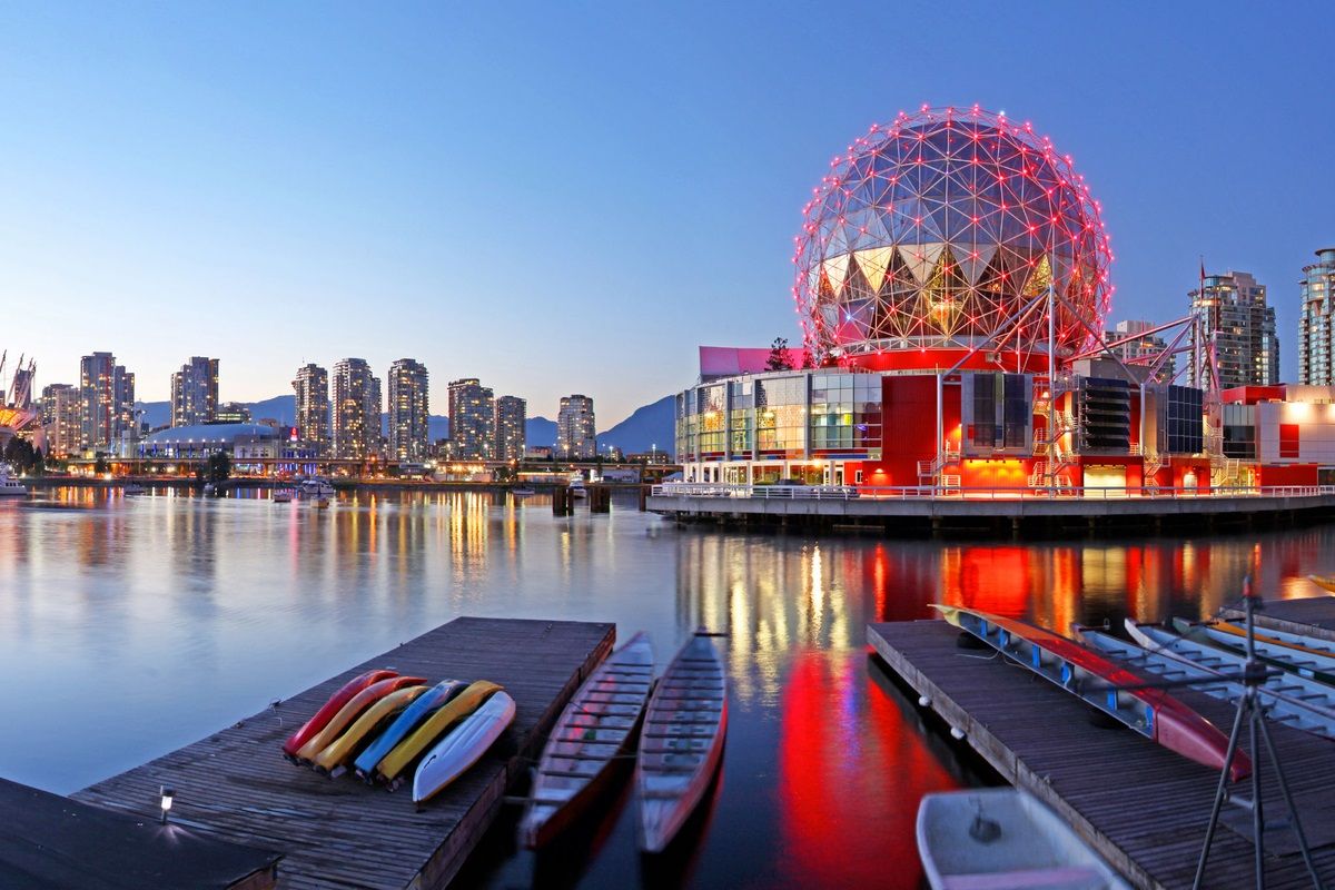 FIC nằm trong khuôn viên của Đại học Simon Fraser tại Vancouver - một trong những thành phố đáng sống nhất thế giới