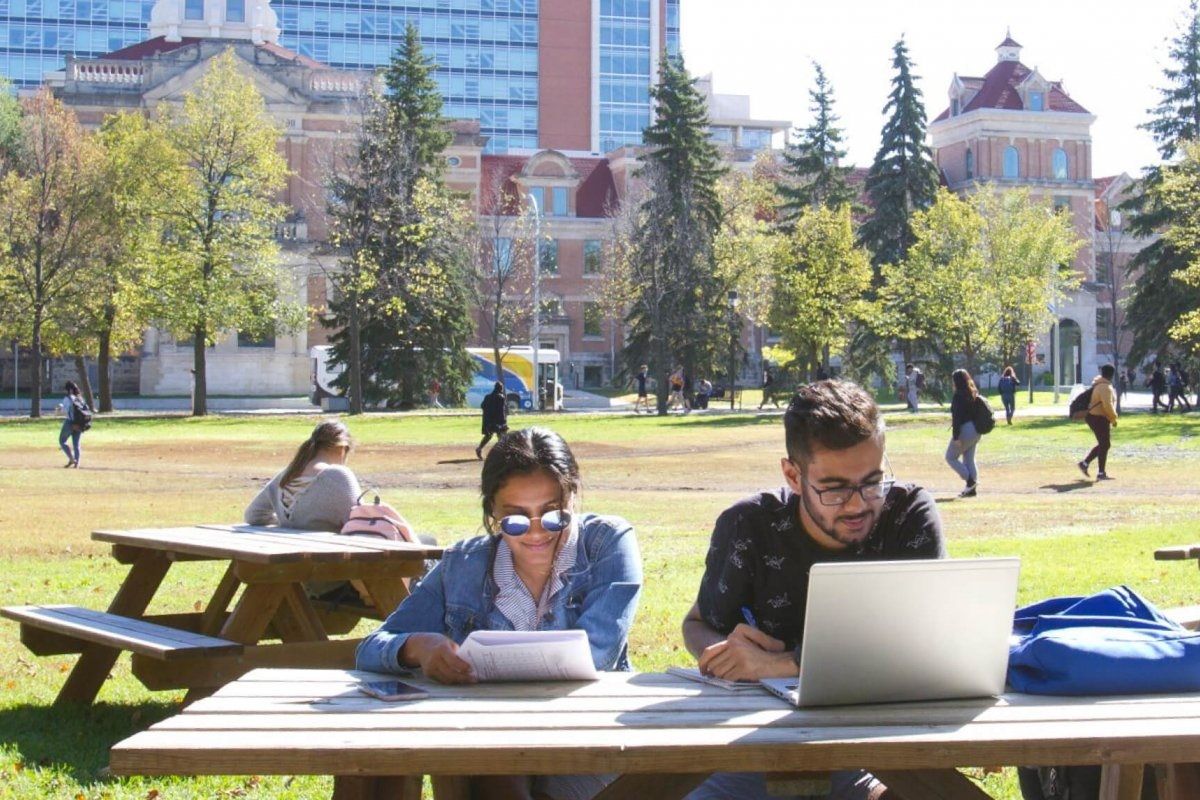 Sinh viên tự học trong khuôn viên Đại học Manitoba