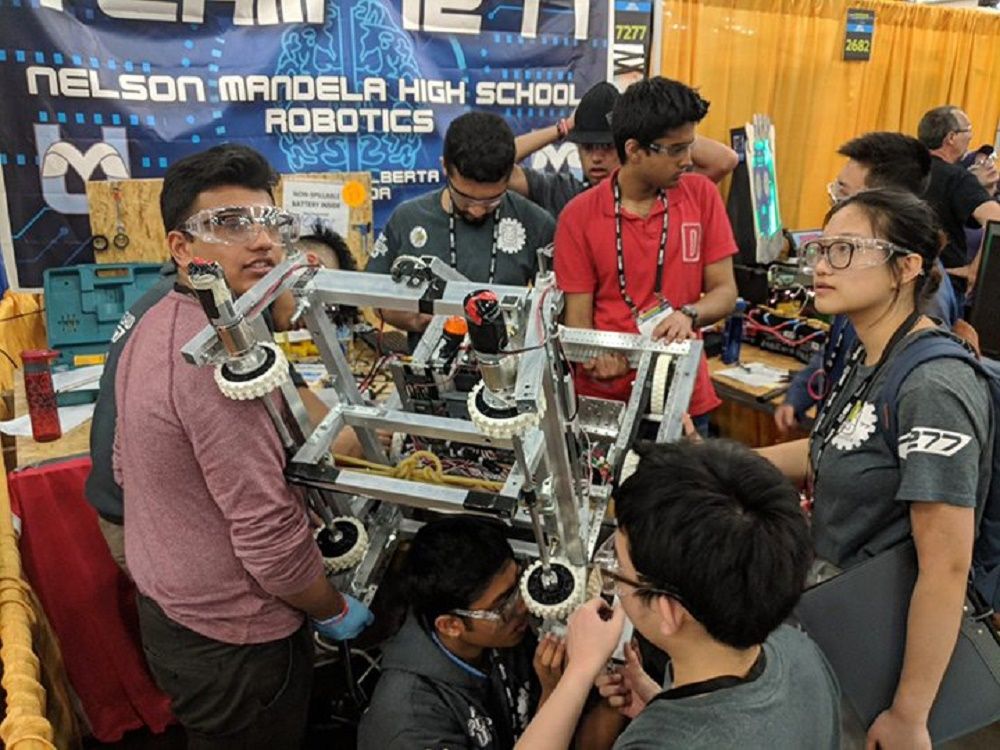 Học sinh tham gia một cuộc thi về robot