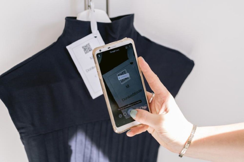 Khi quét mã QR trên nhãn áo, người sử dụng có thể nghe thông tin về sản phẩm như chất liệu, màu sắc, kích cỡ...