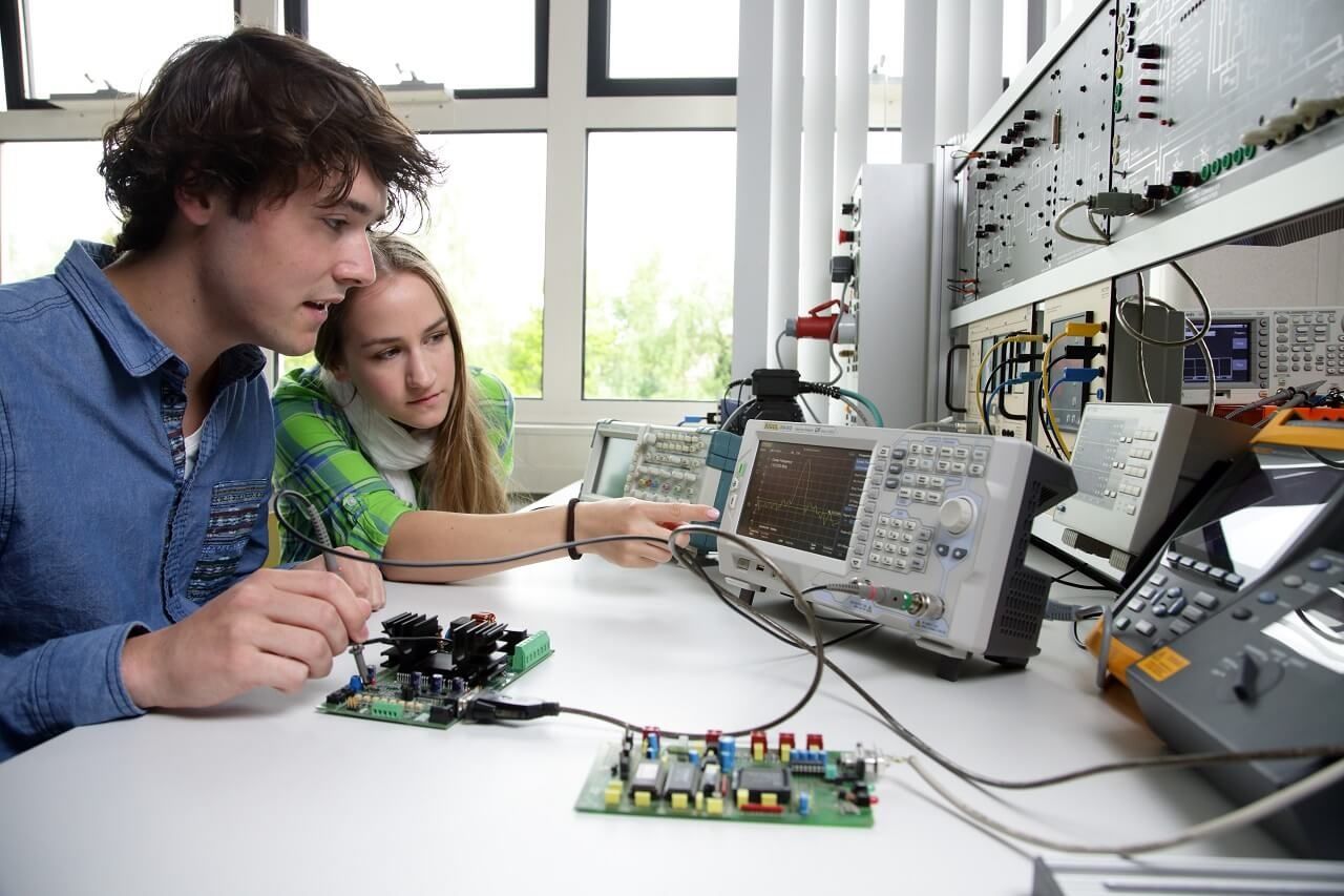 Kỹ thuật điện - điện tử là lĩnh vực có nhu cầu nhân lực cao tại Hà Lan và trên thế giới