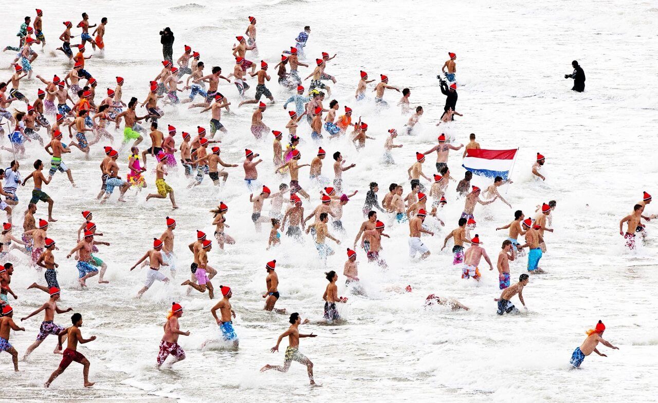 Người Hà Lan có truyền thống lặn giữa thời tiết giá lạnh của Năm mới