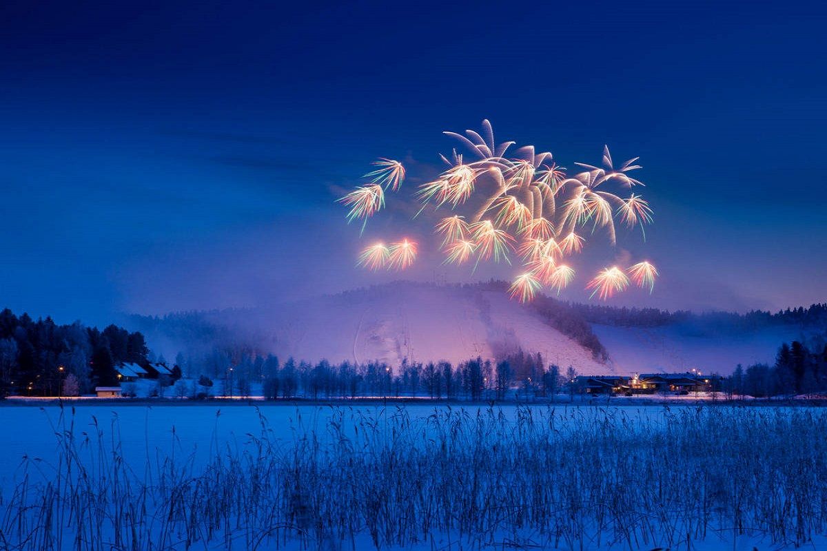Pháo hoa đêm Giao thừa mang lại sự phấn khởi ấm áp giữa trời đông giá ở Phần Lan