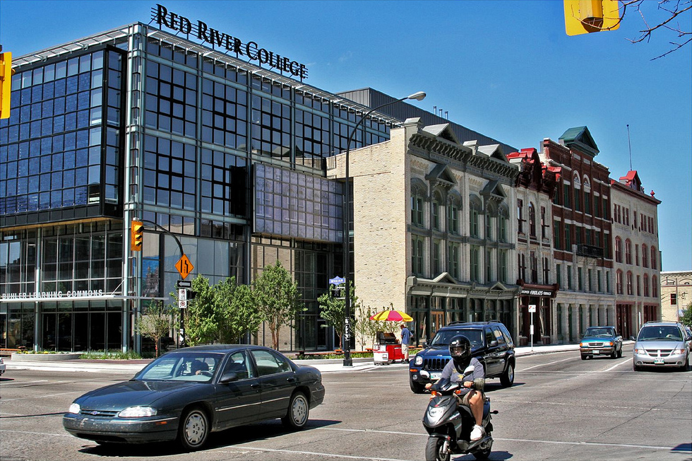 Red River College là trường đào tạo ứng dụng lớn nhất tỉnh bang Manitoba, thu hút khoảng 30.000 sinh viên mỗi năm