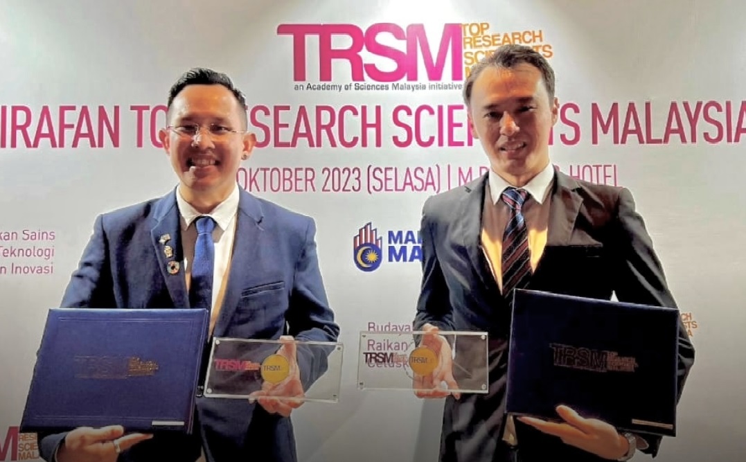 Giáo sư Tiến sĩ Weng Marc Lim (trái) và Giáo sư Tiến sĩ Bey Hing Goh (phải) – hai trong số học giả xuất sắc của Sunway mới đây được vinh danh là Nhà nghiên cứu khoa học hàng đầu Malaysia (TRSM) năm 2023