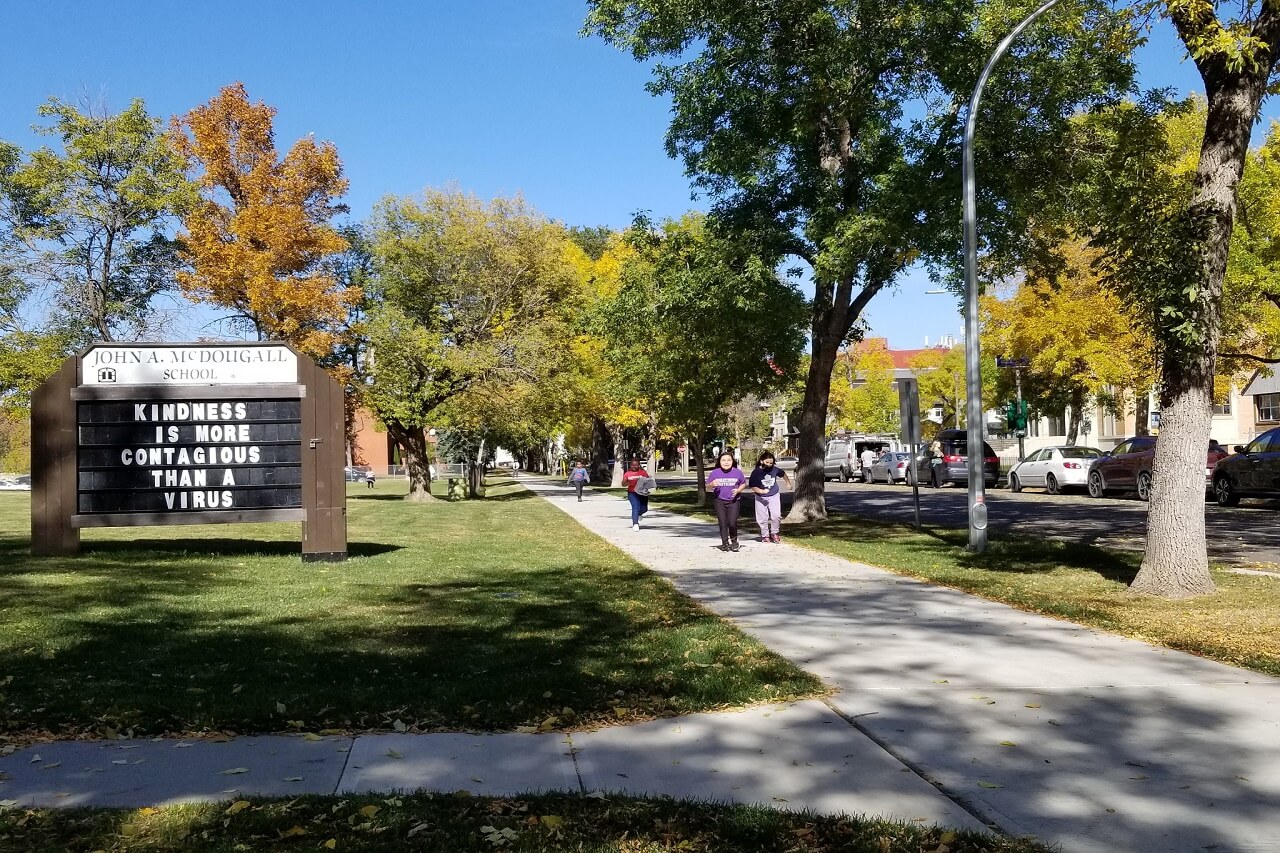 Thông điệp dễ thương và ý nghĩa tại một trường trong hệ thống Edmonton Public Schools: "Sự tử tế lan truyền mạnh hơn virus".