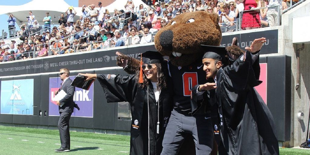 Sinh viên tốt nghiệp Đại học Oregon State chụp ảnh cùng linh vật của trường