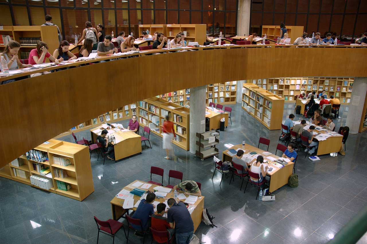Sinh viên học tập tại thư viện Đại học Malaga