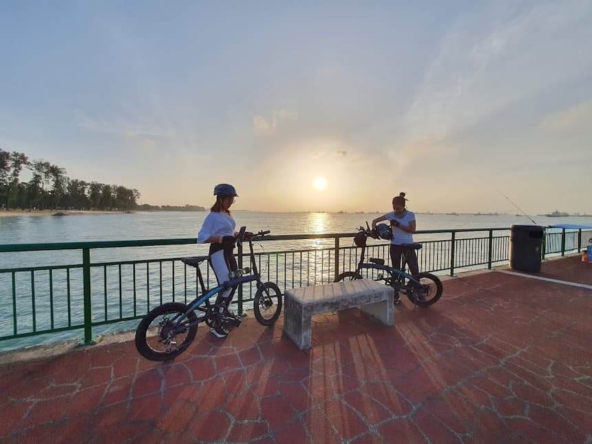 Đạp xe đêm dọc East Coast Park