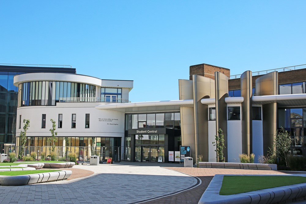 Đông đảo cựu sinh viên của Đại học Huddersfield đang làm việc với vị trí quản lý, quản lý cấp cao trong các công ty lớn thế giới
