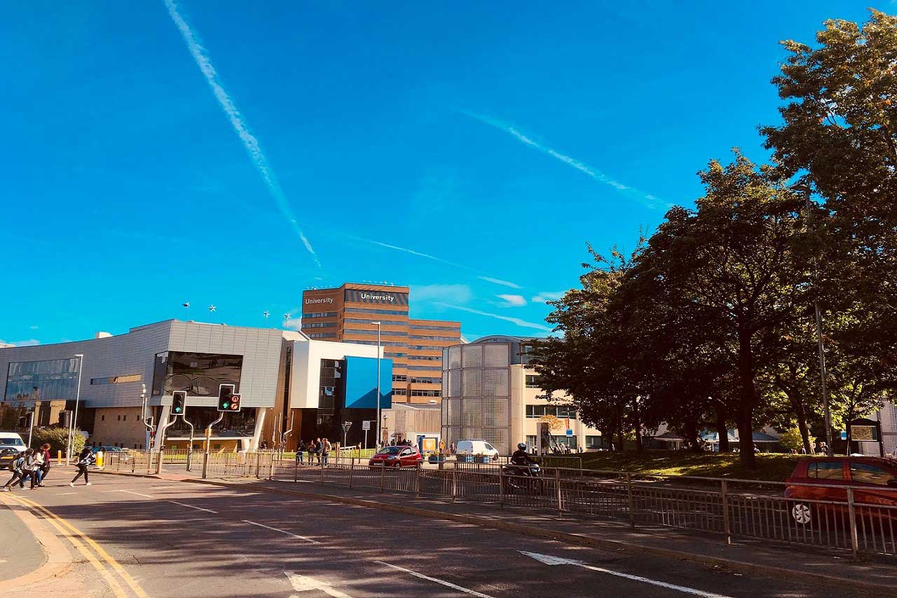 Khóa thạc sĩ tại Huddersfield chỉ giảng dạy trong 1 năm, giúp sinh viên sớm hoàn thành khóa học và đi làm sớm