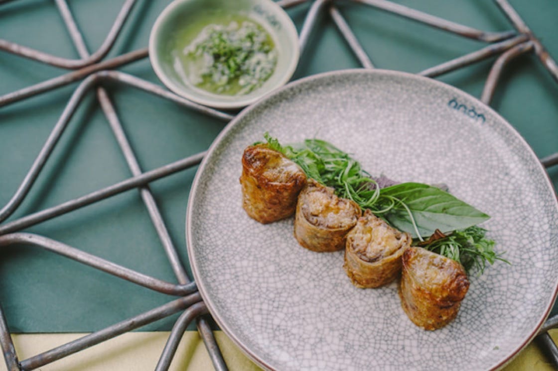 Món cơm cuộn gan ngỗng tại Anan Saigon